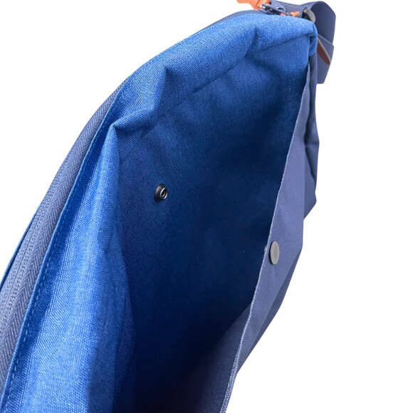 Lands End Everyday Messenger Bag Size 11 x 15 Laptop Inner Outer Pockets Utility - Picture 6 of 16